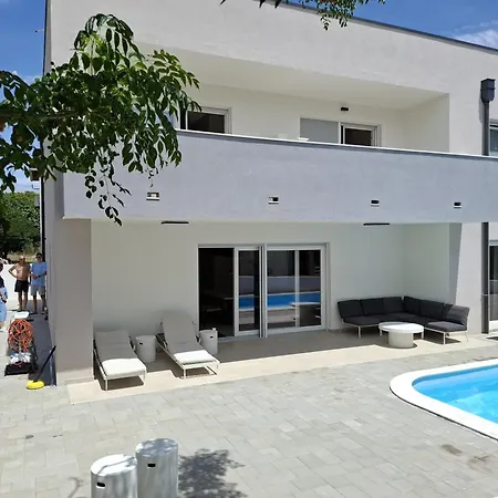 Plesa With Office And Private Pool Villa